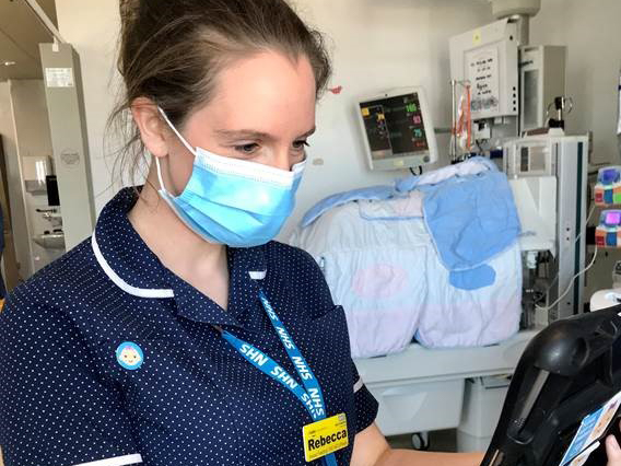 Nurse with face mask using the vCreate tech